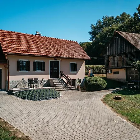 Bee House & Prázdninový dům