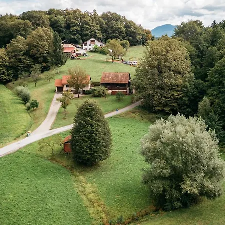 Bee House & Prázdninový dům